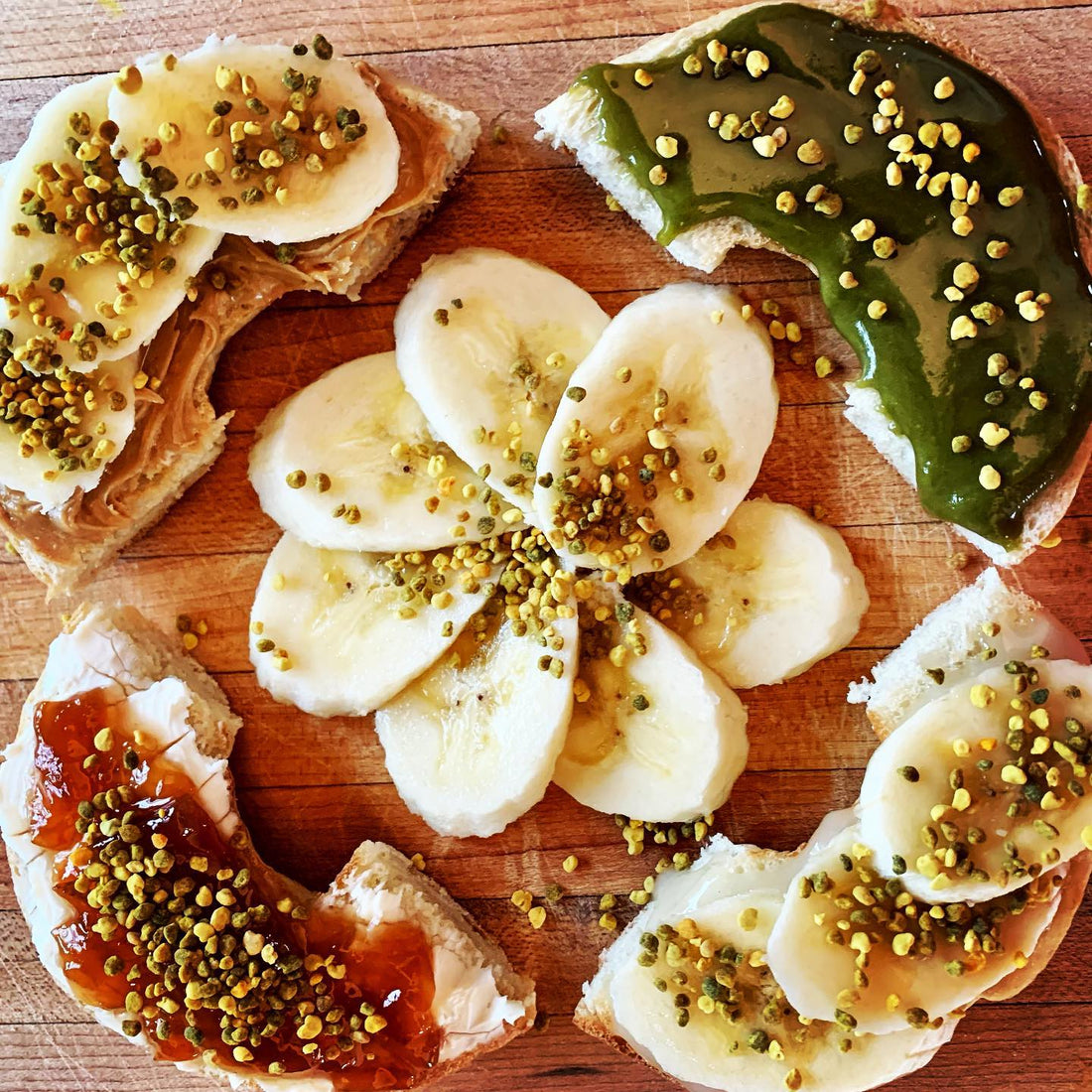 Bagel with fruit and bee pollen